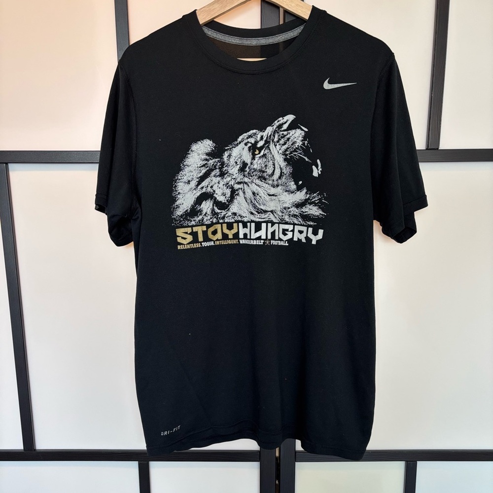 NIKE Vanderbilt t-shirt football. Men’s Large. Sporty activewear
